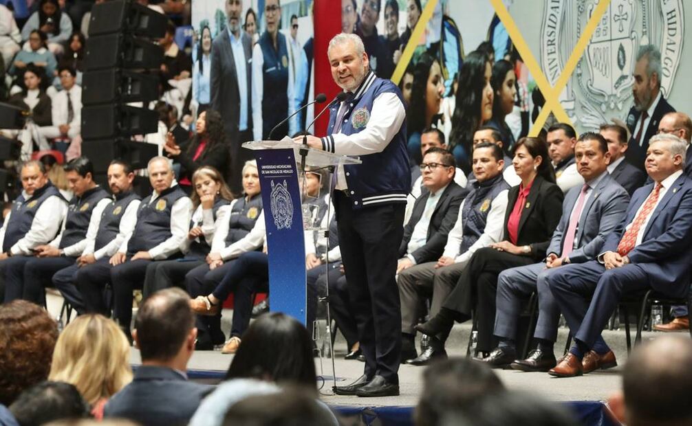 Alfredo Ramírez Bedolla firma decreto constitucional a la Universidad Michoacana de San Nicolás Hidalgo / Foto: Especial