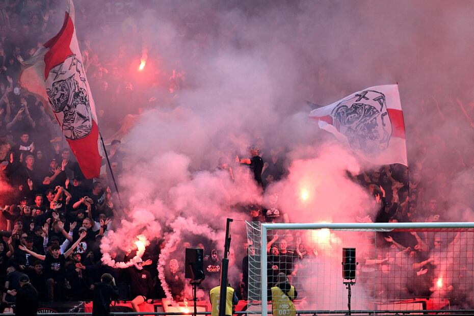 Afición del Ajax lanzando bengalas a la cancha del Johan Cruyff Arena - Foto: AFP