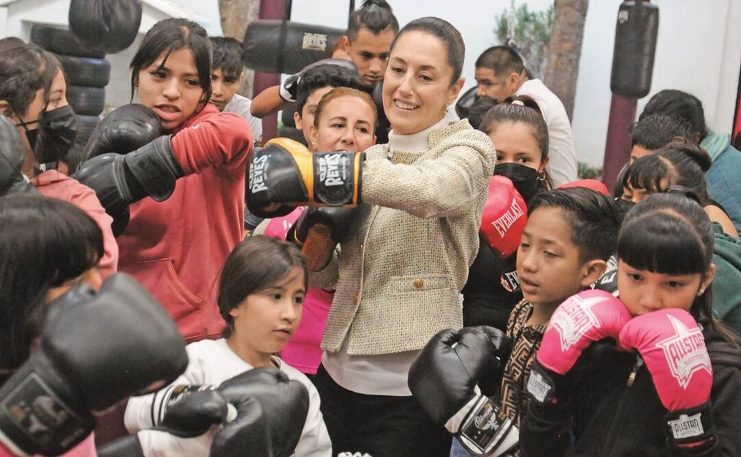La jefa de Gobierno, Claudia Sheinbaum, durante la inauguración de Pilares Ratón Macías, donde se darán clases de box; el centro de aprendizajes cuenta con un ring, además de una ciberescuela. Foto: Daniel Augusto/ Cuartoscuro