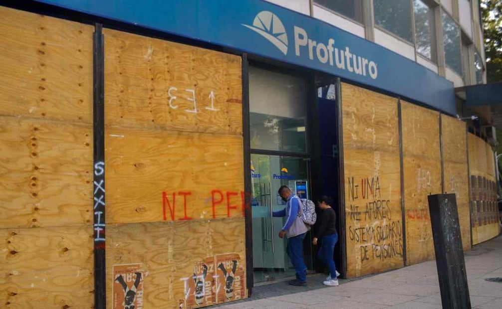 Colocan vallas en negocios sobre Paseo de la Reforma 24 de noviembre 2025/ Fotos: Osmar Alvarado. EL UNIVERSAL