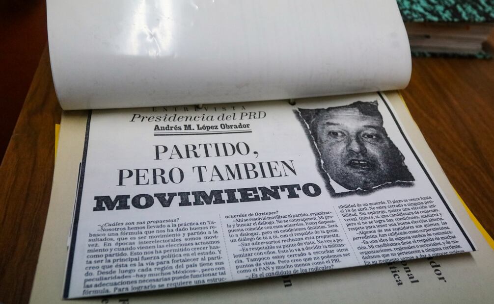 Recorte de un texto de Andrés Manuel López Obrador cuando fue el dirigente nacional del PRD. Foto: Axel Sánchez/ EL UNIVERSAL