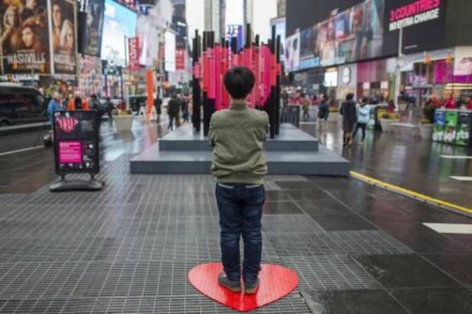 San Valentín llega a NY y rinde tributo a los migrantes