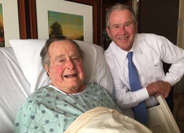 George Bush presume foto con su hijo mientras se recupera en el hospital