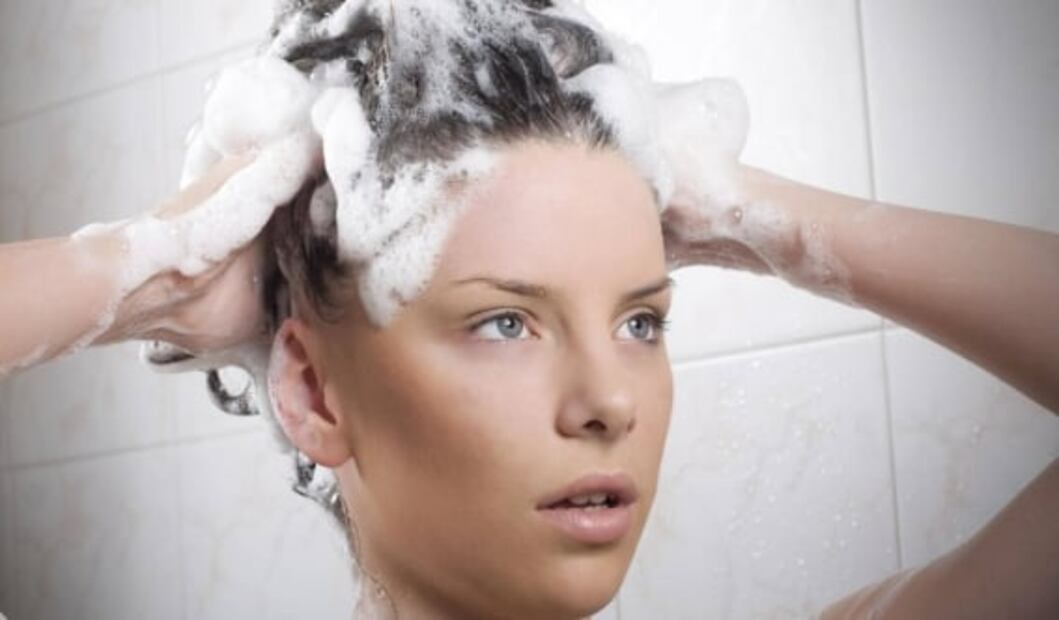 Razones para usar mascarillas de café en el pelo