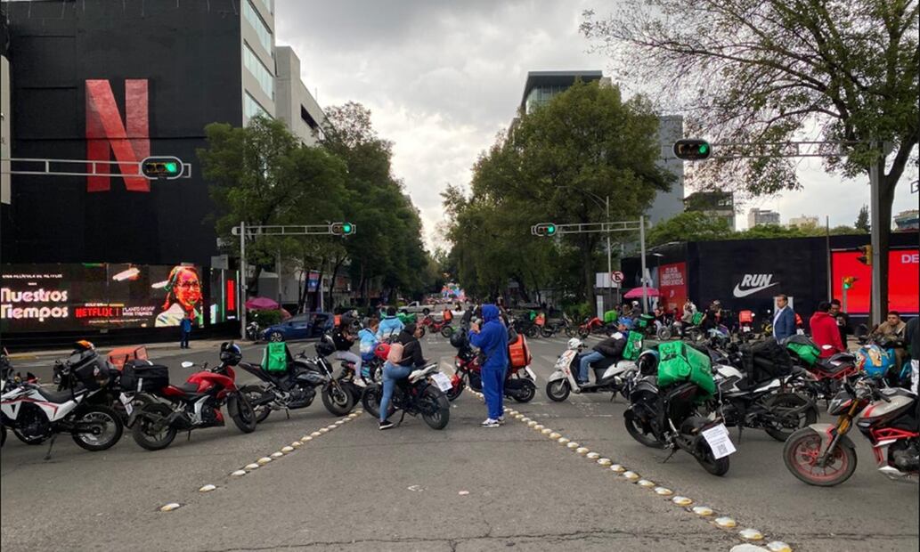 Repartidores por aplicaciones bloquean varias vialidades primarias en protesta por la reforma en materia laboral en la Ciudad de México, el miércoles 18 de junio de 2025. Foto: Valente Rosas/EL UNIVERSAL