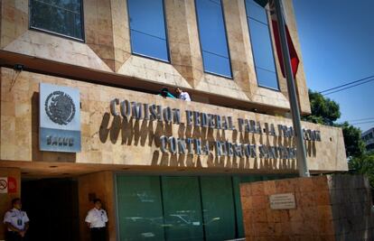 Reconoce Cofepris rezago de casi 14 mil permisos de medicamentos