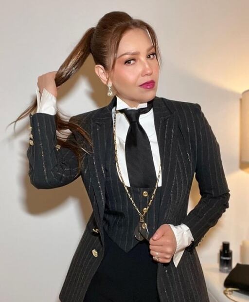 Thalía sorprende con el pelo corto y oscuro en un long bob