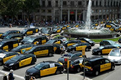 Taxistas de Barcelona y Madrid inician huelga indefinida contra Uber y Cabify