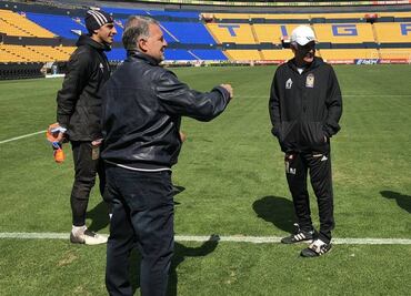 Tuca le habla de táctica al Tata