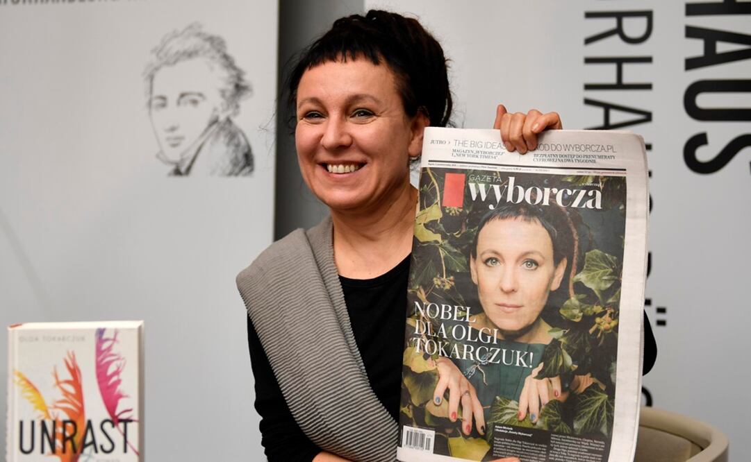 Tokarczuk posa con la primera plana de un periódico polaco. Foto: AP Photo/Martin Meissner