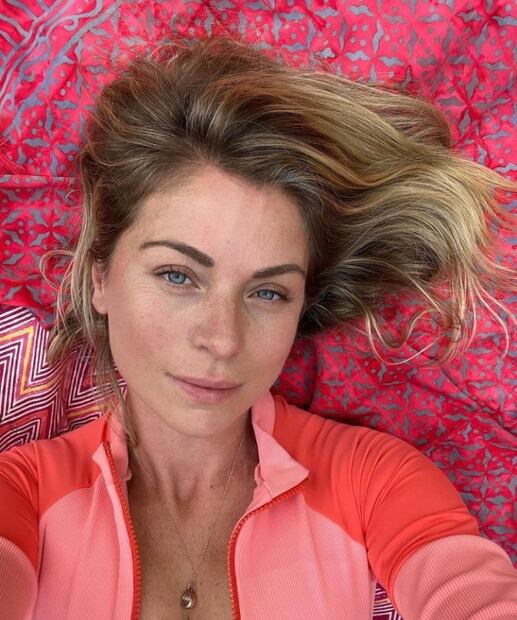 Ludwika Paleta tiene la playera blanca con el mensaje más cool