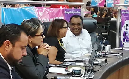 Visiblemente alegre, diputado morenista acusado de abuso sexual vuelve a su curul en Baja California Sur