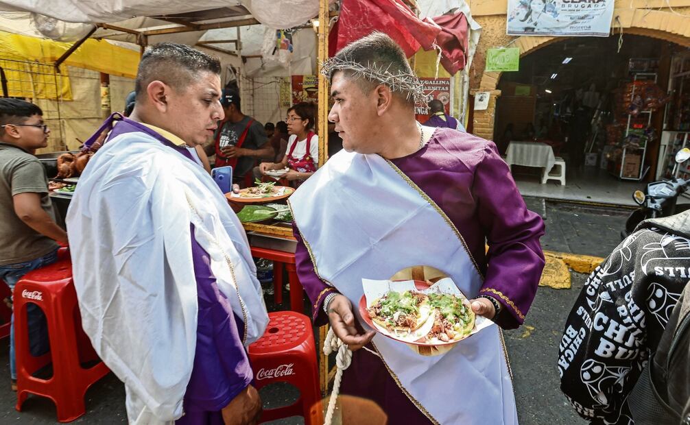Al terminar la representación, visitantes y nazarenos disfrutaron de la comida y actividades de la romería que se instaló en la zona. Foto: Gabriel Pano / EL UNIVERSAL