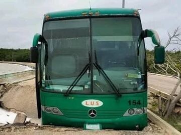Pasajeros viven momentos de terror: se desfonda carretera en Yucatán y se atasca su autobús