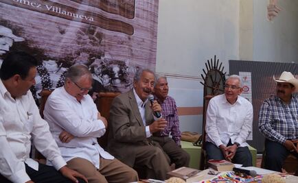 Augusto Gómez Villanueva presentó su libro