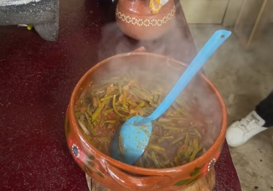 Prepara tinga de nopales para ahorrar dinero como Doña Ángela