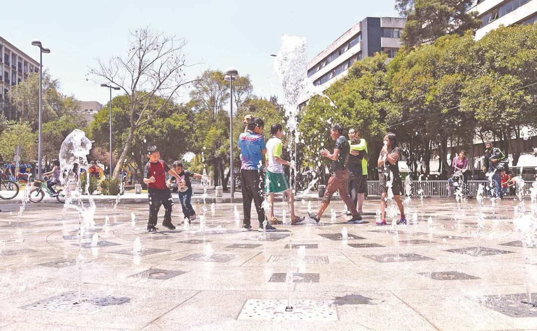 Niños aprovecharon el agua de la fuente de la Plaza Tlaxcoaque. Foto: Hugo García/ El Universal. 