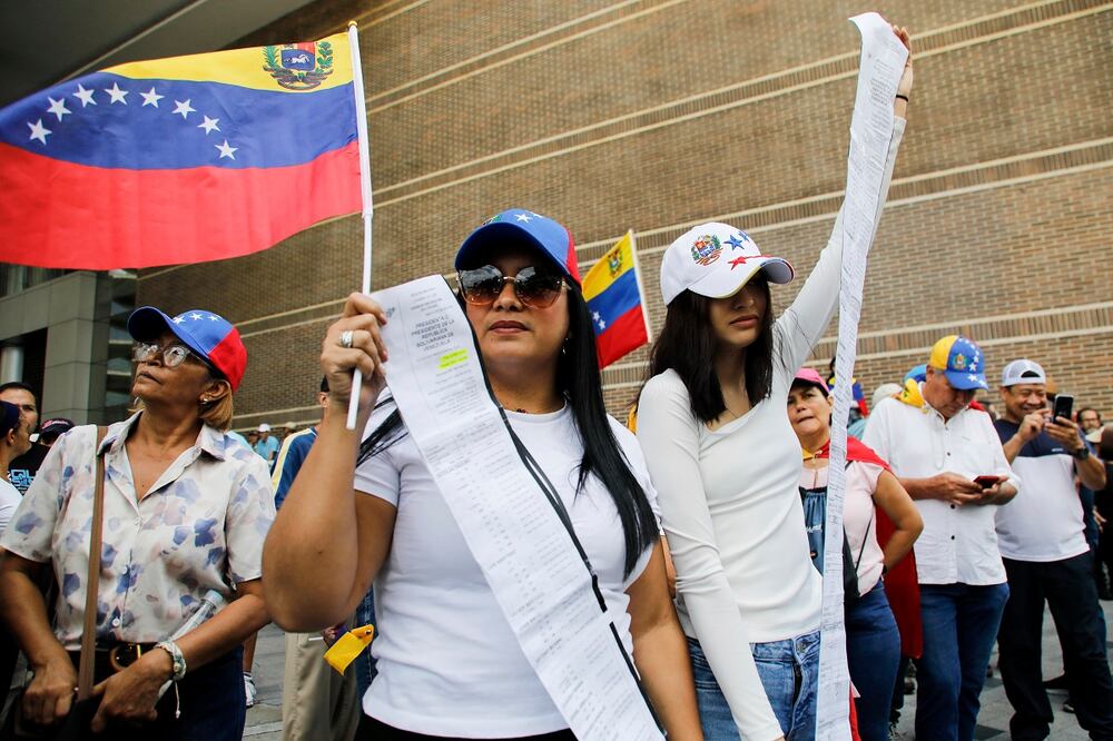 Partidarios de la oposición sostienen actas de recuento de votos durante una protesta contra los resultados de las elecciones presidenciales que declararon ganador al presidente Nicolás Maduro en Caracas. Foto: AP