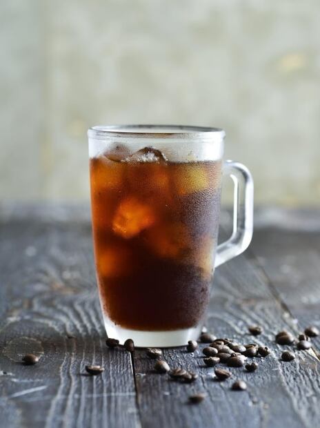 Prepara café cold brew para iniciar el día con energía