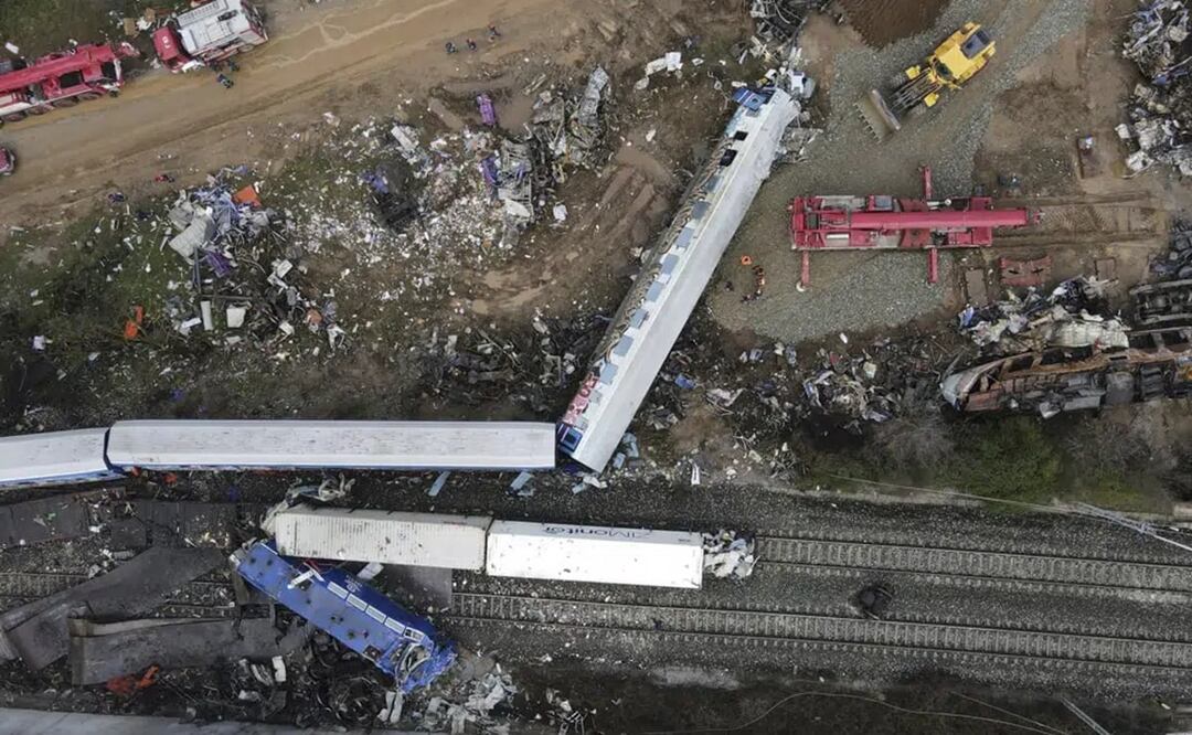 Varios vagones aparecen en las vías el viernes 3 de marzo de 2023 luego del choque de trenes del martes 28 de febrero, en Tempe, Grecia. Foto: AP