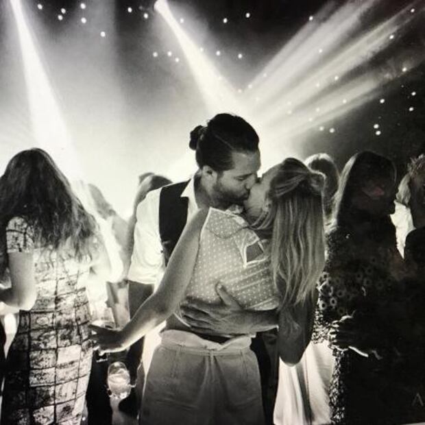 Margot Robbie anuncia con peculiar foto que ya se casó