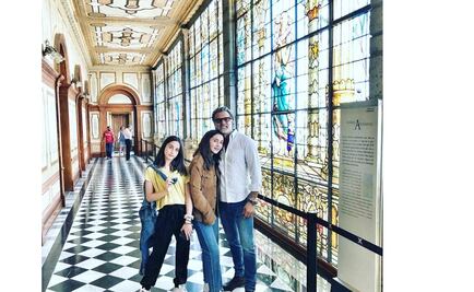 Juan Soler pasea feliz junto a sus hijas en el Castillo de Chapultepec