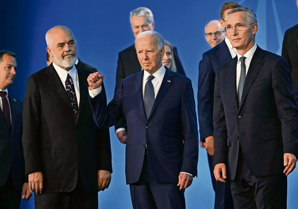 El presidente estadounidense Joe Biden (centro); el secretario general de la OTAN, Jens Stoltenberg (derecha), y el primer ministro albanés, Edi Rama, durante la cumbre del 75 aniversario de la OTAN en el Centro de Convenciones Walter E. Washington. Foto: de Saul Loeb. AFP