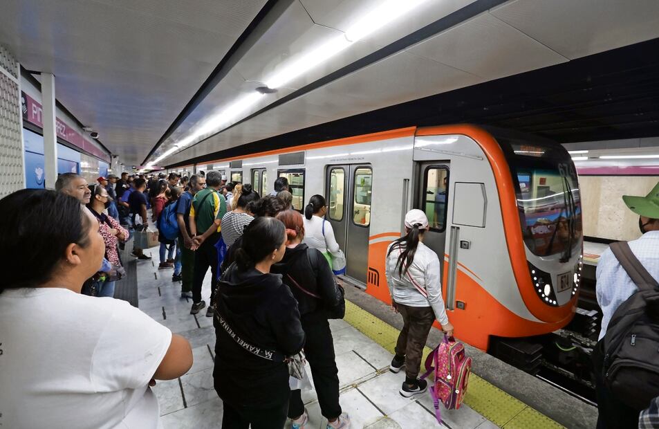 Usuaria afirma que es horrible estar esperando para subirte. Y es recurrente, porque pasan llenos y tardan en pasar, entonces la gente se acumula. Foto: Carlos Mejía EL UNIVERSAL
