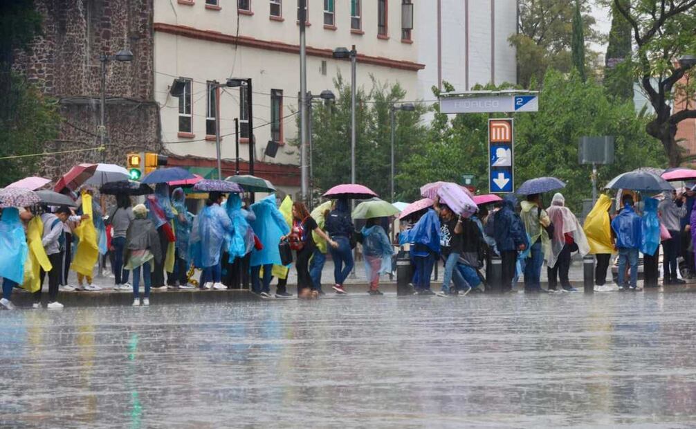 En distintos puntos de la capital presenciaron lluvias fuertes generando afectaciones en vialidades. Foto: Foto Darío Luna  / el Universal