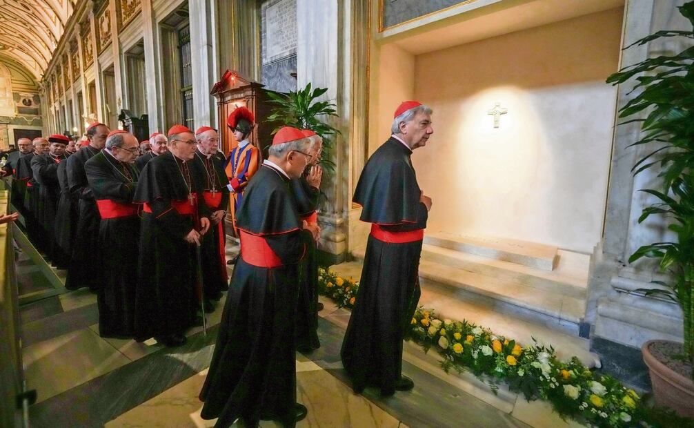 Cardenales visitan la tumba de Francisco, en la Basílica de Santa María la Mayor, en Roma, a la vez que rezan por el fallecido Pontífice. Foto: EFE
