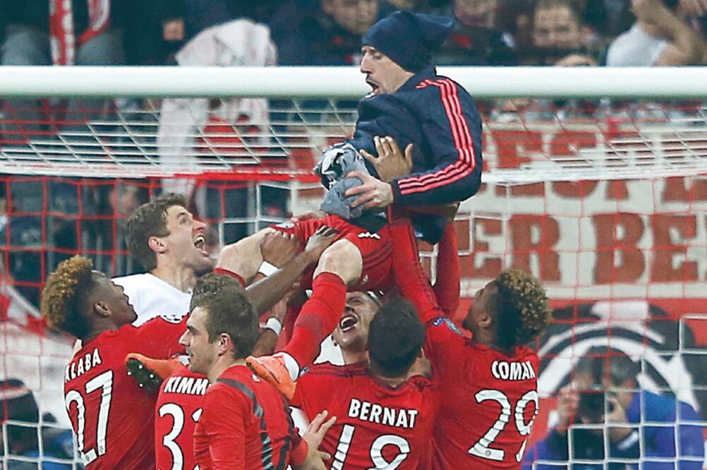 Franck Ribery, quien no tuvo una destacada actuación ayer, es levantado por sus compañeros del Munich (MICHAEL DALDER. REUTERS)