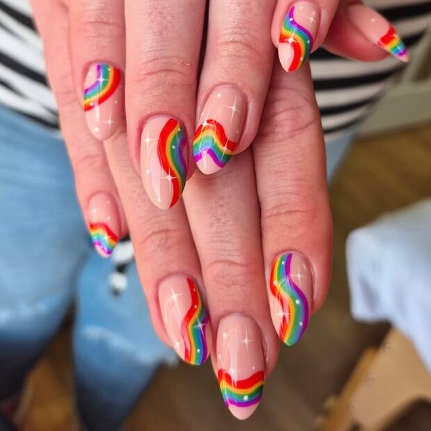 Crea una bandera arcoíris continua en todas las uñas. Foto: Instagram @allure.esthetics.norfolk