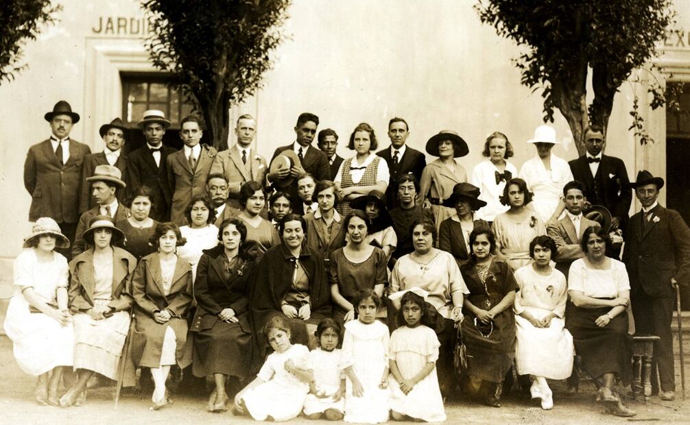 Visita de Gabriela Mistral a Texcoco, en 1922. Archivo EL UNIVERSAL.