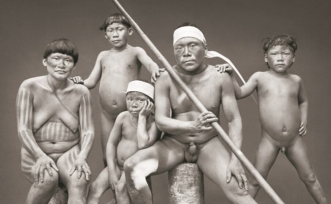 Familia korubo en el estado de Amazonas, Brasil, 2017, © S. Salgado. Foto: TOMADA DEL MUSEO DE LA FILARMÓNICA DE PARÍS
