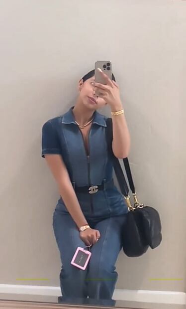 Ángela Aguilar luce jumper de mezclilla con cinturón Chanel