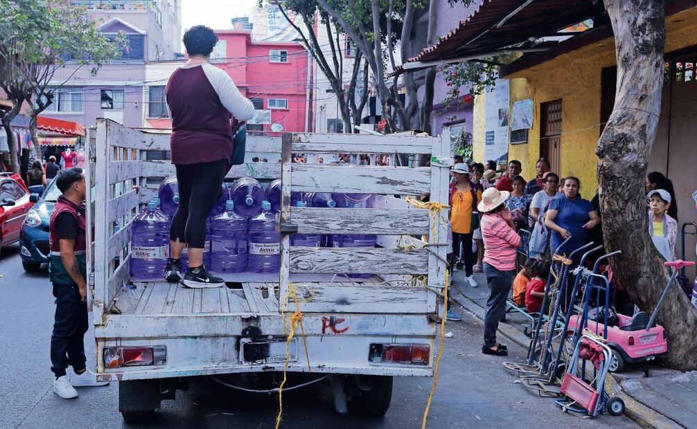 Tras largas horas de espera, los garrafones llegan de la planta de Xotepingo y empiezan a ser distribuidos a partir de las 17:00 horas. Foto: Gabriel Pano / EL UNIVERSAL