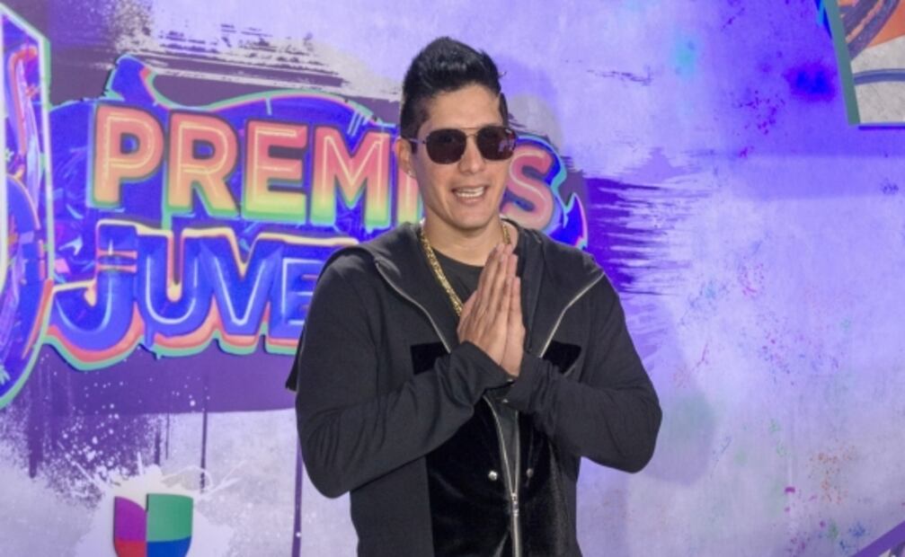 Karol G y Bad Bunny se coronan en unos Premios Juventud muy emotivos