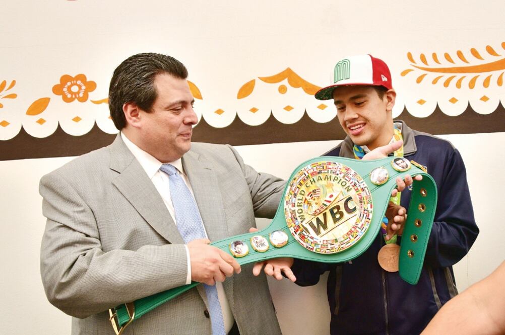 El chihuahuense todavía no decide si dejará el pugilismo amateur para ser profesional, pues considera que, a sus 22 años, tiene tiempo de pensarlo (ALMA MONTIEL. CMB)