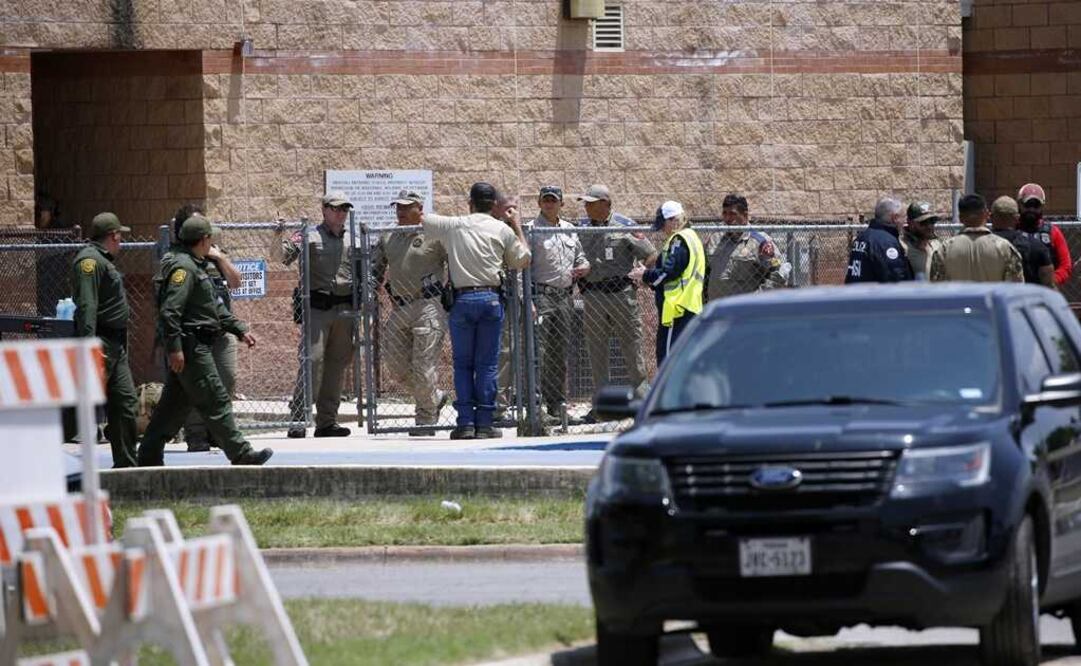 La policía y otros socorristas se reúnen frente a la Escuela Primaria Robb luego de un tiroteo. Foto: AP 