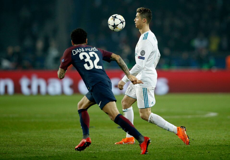EFE. Dani Alves y Cristiano Ronaldo durante el juego de vuelta de los octavos de final de la Champions League