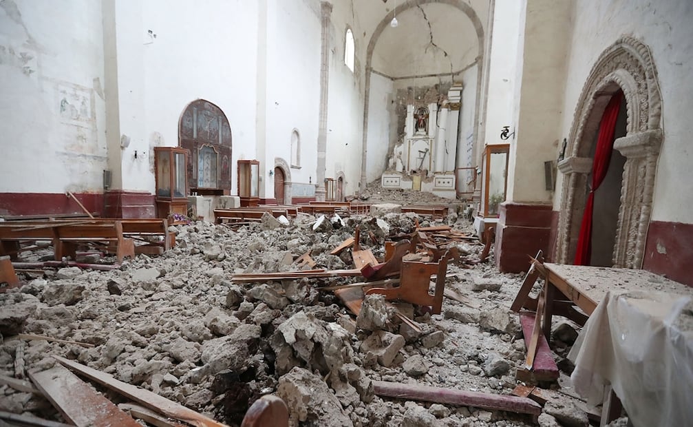 Unas 25 bancas quedaron sepultadas por los fragmentos que se cayeron de la cubierta. 