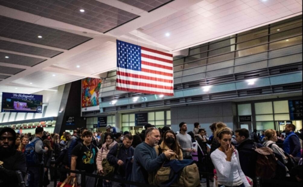 Gran tormenta de EU deja a miles de personas sin luz y sin poder volar