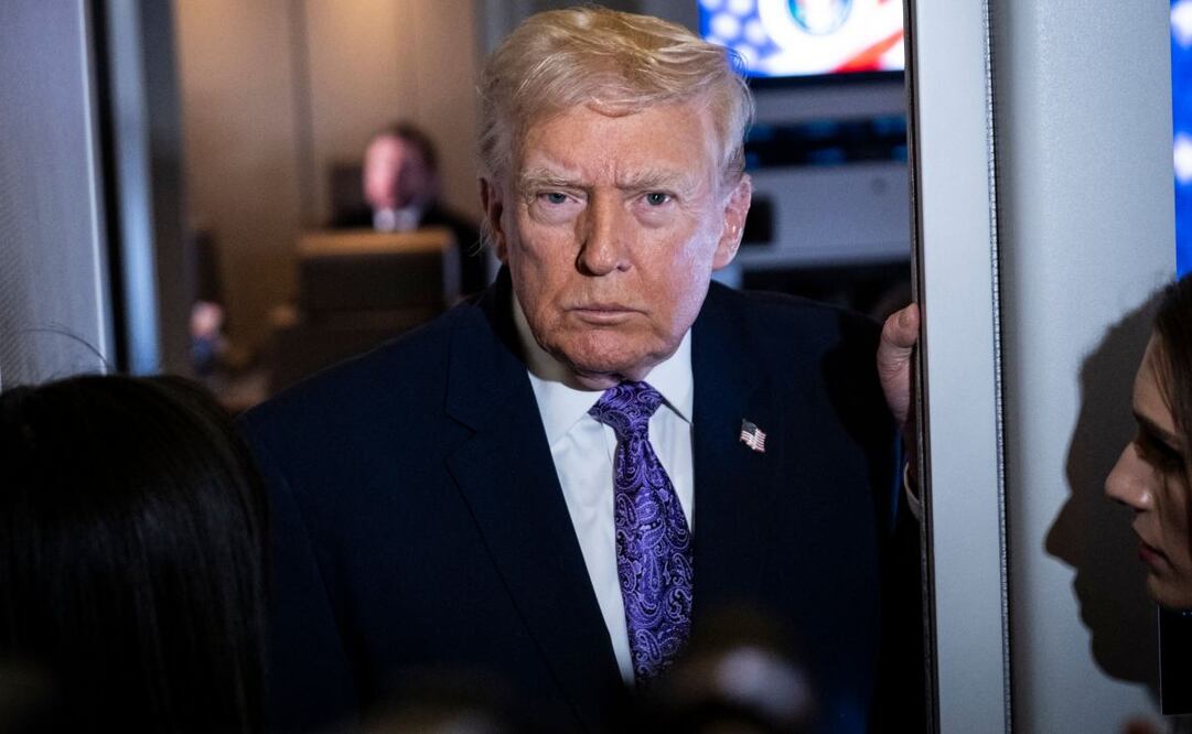 El presidente Donald Trump habla con la prensa a bordo del Air Force One rumbo a Washington, D. C. Foto: AFP