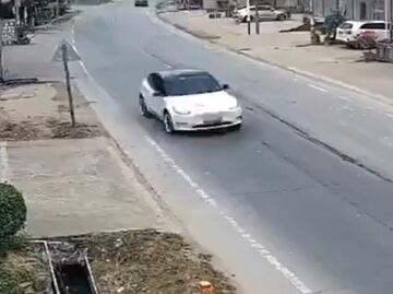 Captan en video a Tesla en piloto automático fuera de control; mata a dos personas en China