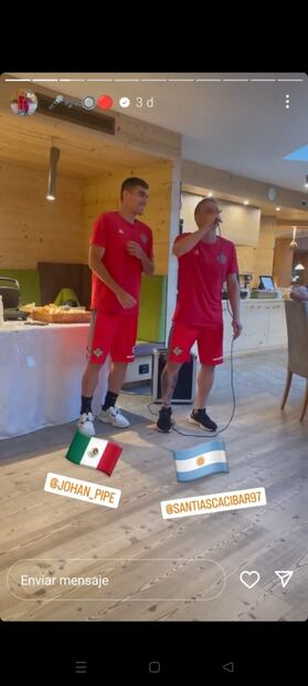 Johan Vásquez presume sus dotes de cantante en concentración del Cremonese