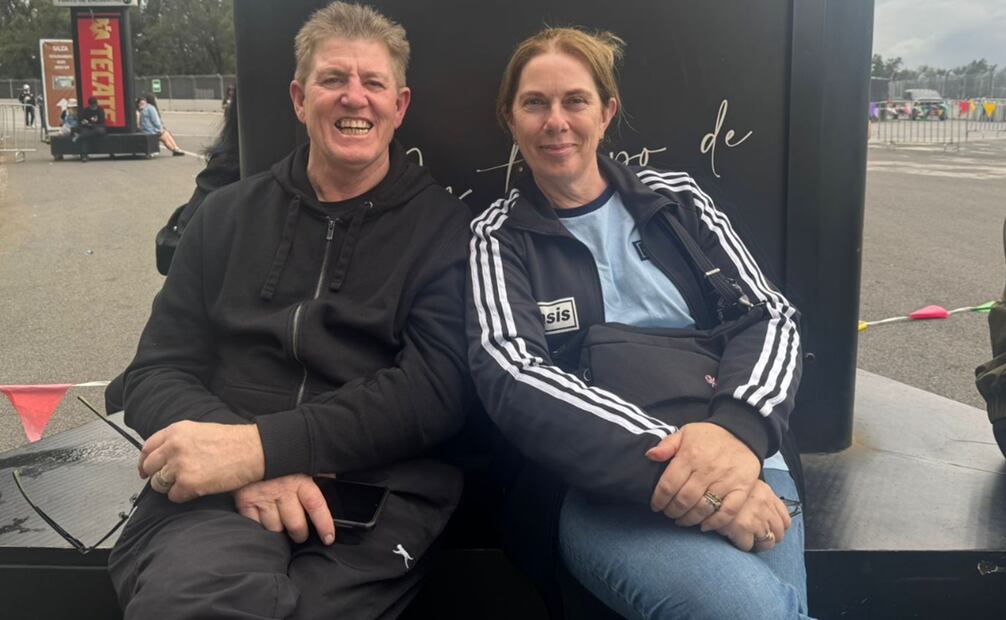 Sharon y James, una pareja de Nueva Zelanda, no dudaron en emprender un largo viaje para vivir la emoción del concierto en CDMX. Foto. César González/EL UNIVERSAL.