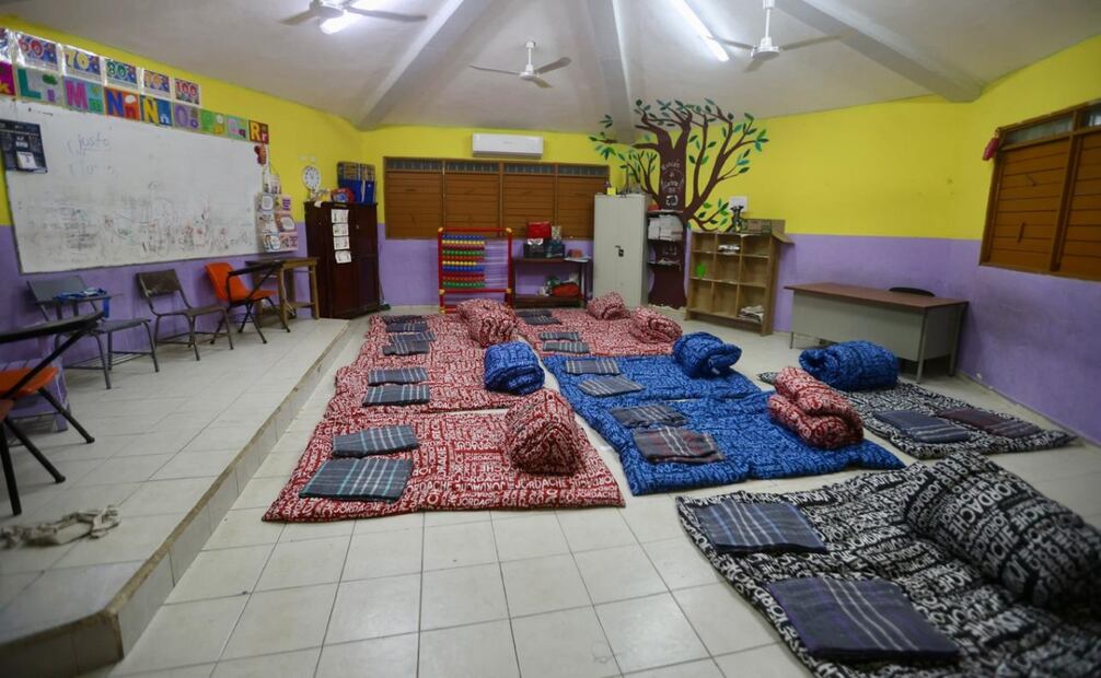 La escuela Primaria “Ford 198”, ya está listo con veinte colchones por salón, en un espacio de seis aulas, para recibir a decenas de niños y familias. Foto: Valente Rosas | El Universal