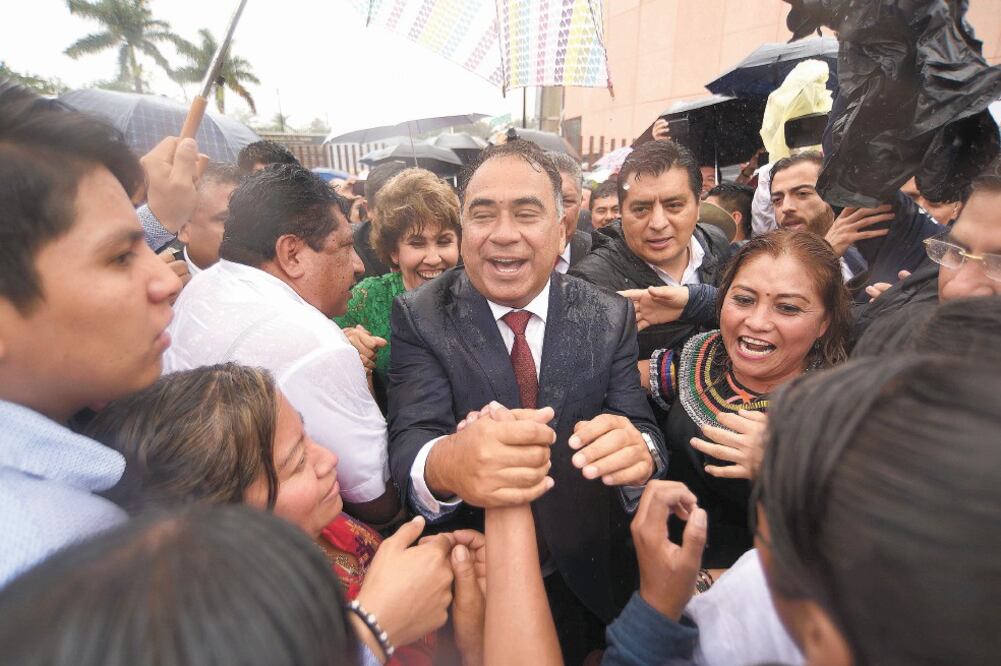 El mandatario estatal Héctor Astudillo Flores fue bien recibido por habitantes, quienes acudieron al Congreso guerrerense para apoyarlo en la presentación de su informe. Foto: SALVADOR CISNEROS. EL UNIVERSAL