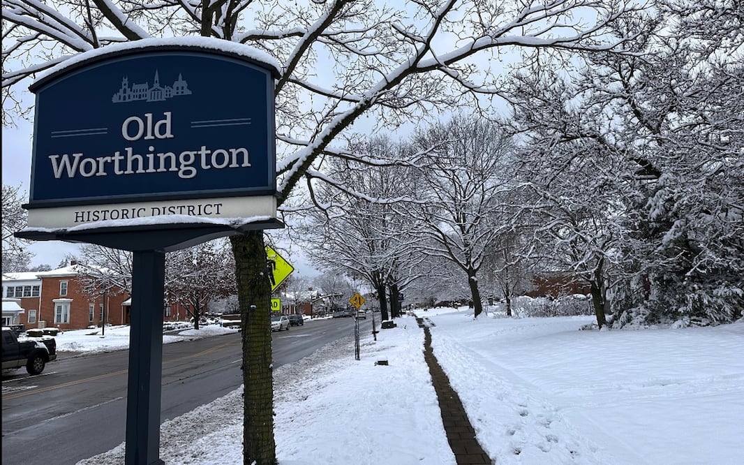 La nieve se acumula en una calle de Worthington, Ohio, el martes 2 de diciembre de 2025. Foto: AP
