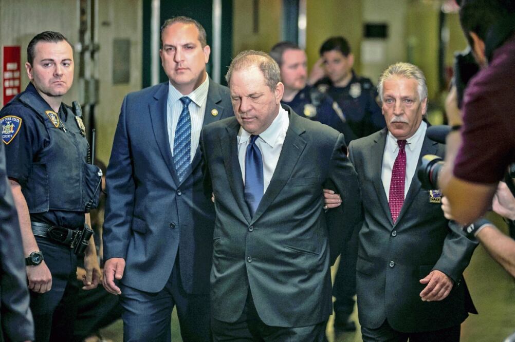 Harvey llegó con las manos esposadas (BRENDAN MCDERMID. REUTERS)